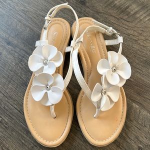 ST. John’s Bay white sandal size 6.5M